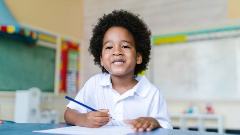 Enfant souriant dans une salle de classe lumineuse