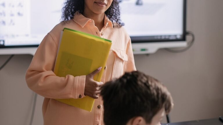 Adulte accompagnant un jeune élève dans une classe moderne