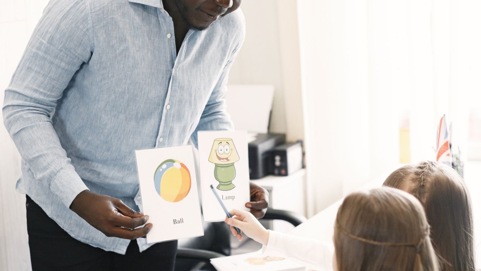 Enseignant accompagnant de jeunes élèves pendant une activité