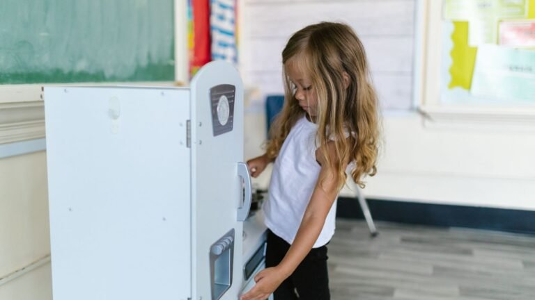 Petite fille jouant dans un espace préscolaire