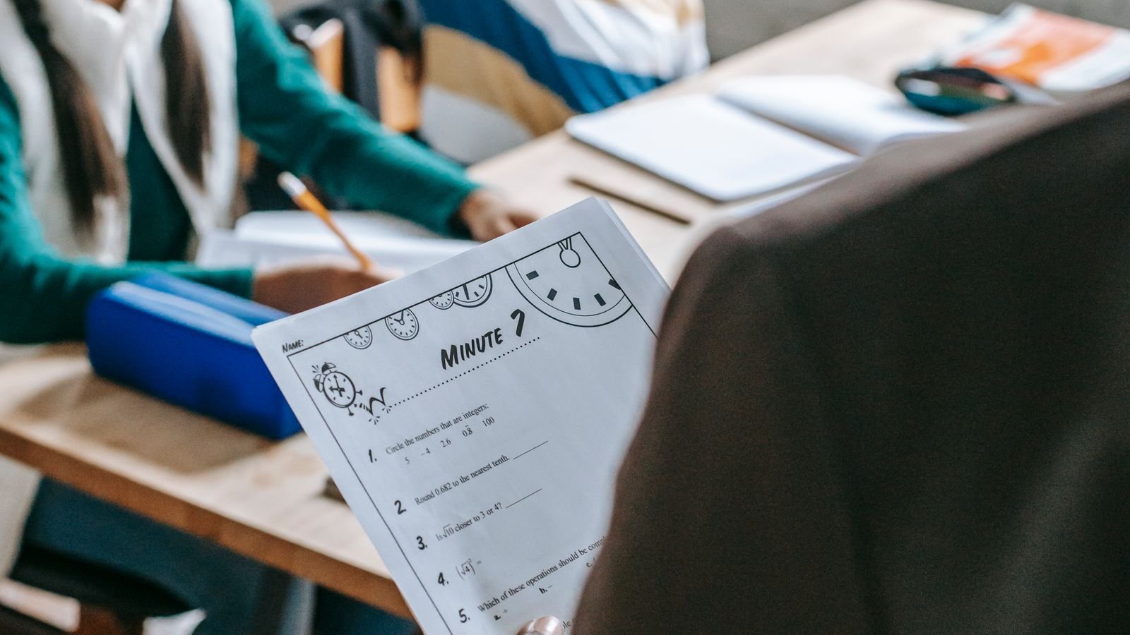 Élève participant activement à une leçon en classe
