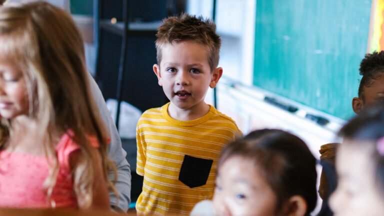 Jeunes enfants réunis dans une classe préscolaire