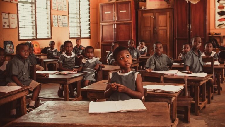 Enfants africains participant à une activité en classe