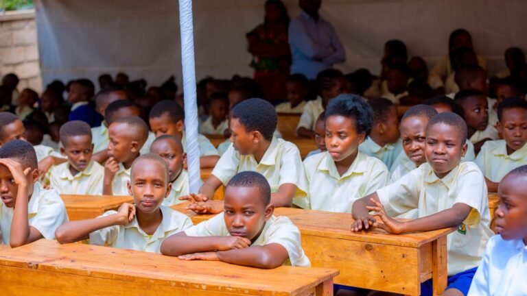 Écoliers africains installés derrière leurs bureaux