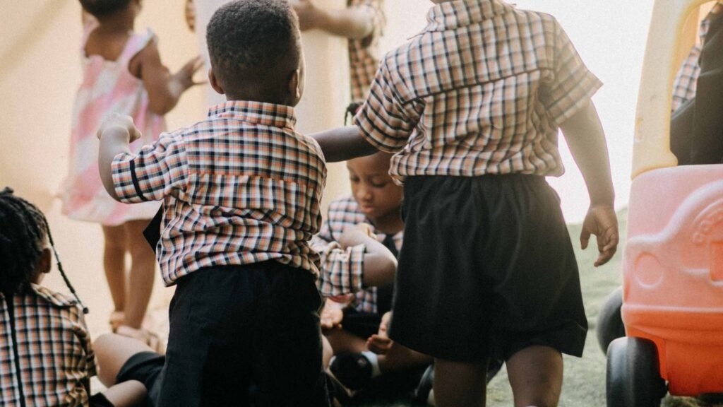 Jeunes enfants africains jouant en classe avec un enseignant