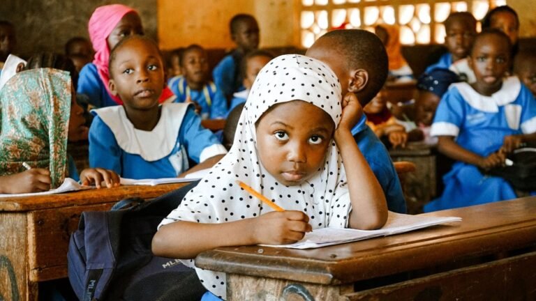 Élèves africains concentrés dans une salle de classe