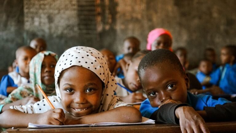 Enfants africains souriants dans une salle de classe