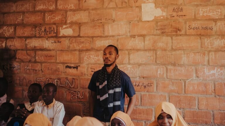 Classe africaine avec des élèves et leur enseignant