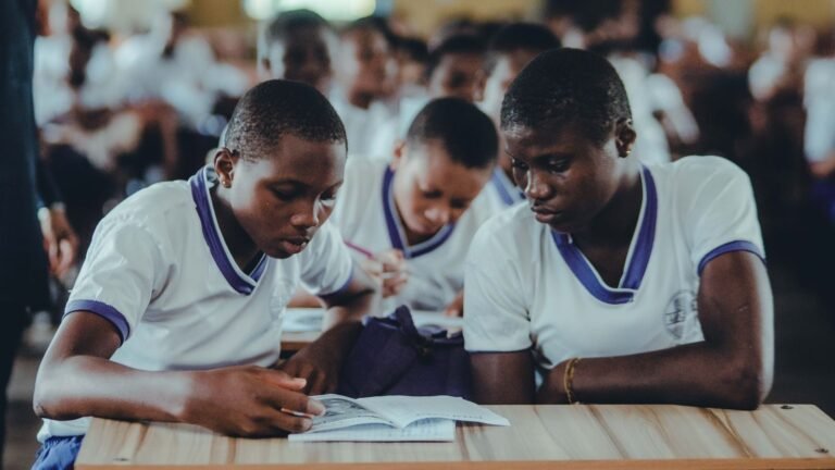 Élèves africains en uniforme concentrés sur leur travail