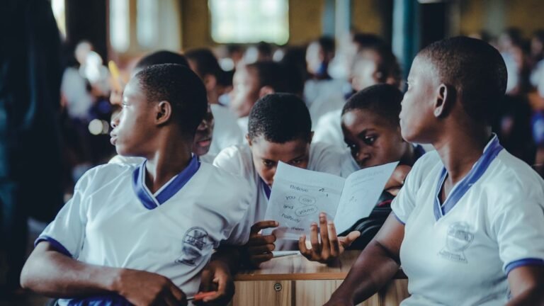 Élèves africains collaborant pendant une activité scolaire