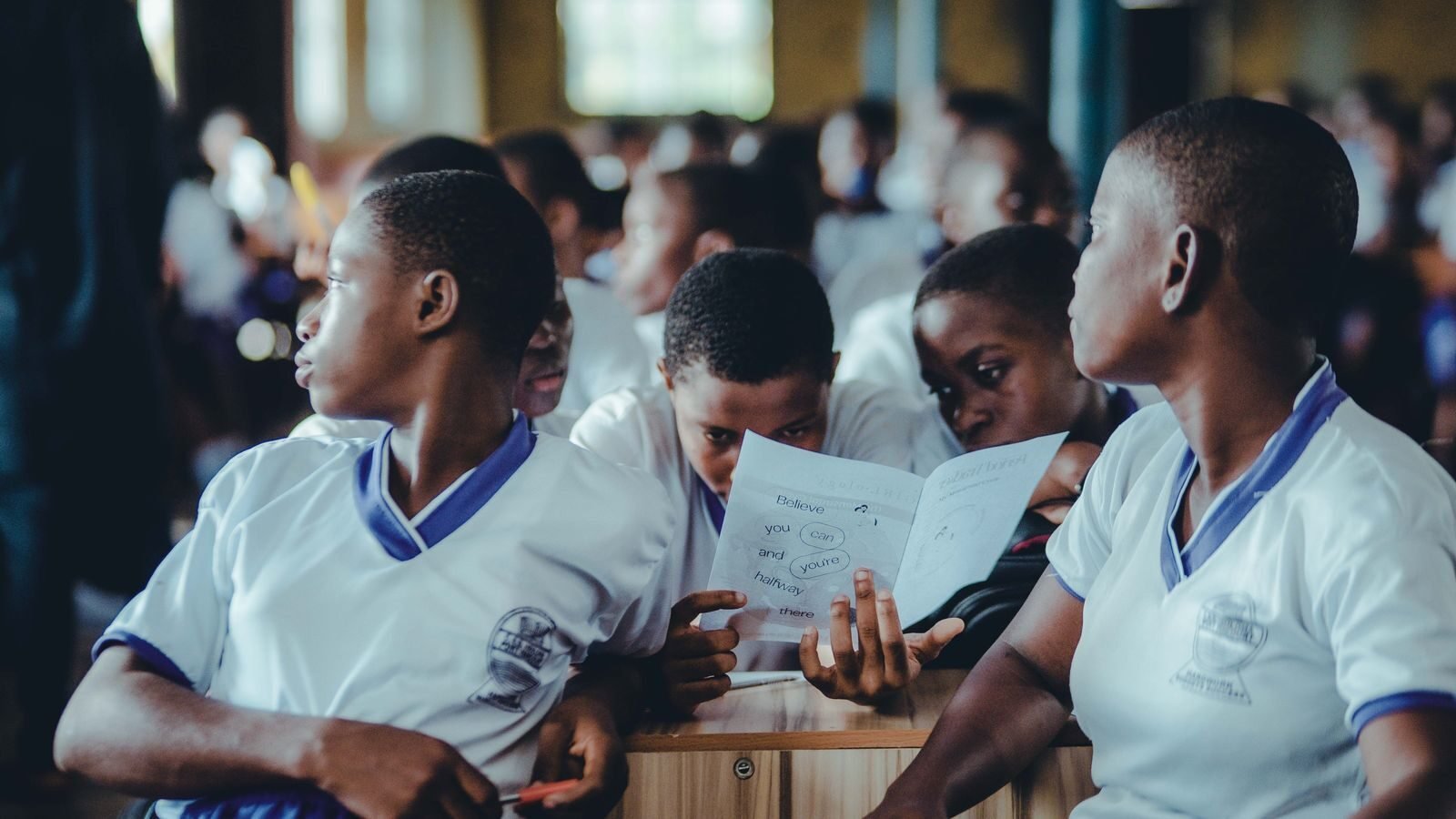 Élèves africains collaborant pendant une activité scolaire