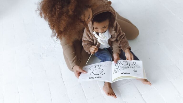 Mère noire lisant un livre illustré avec son enfant