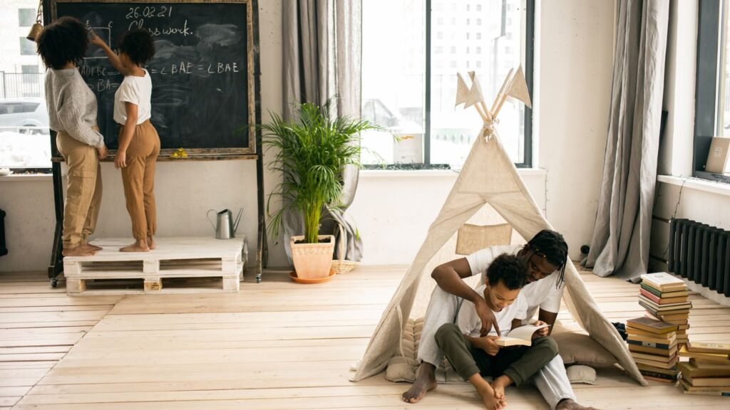 Parents noirs accompagnant leurs enfants dans les apprentissages à la maison